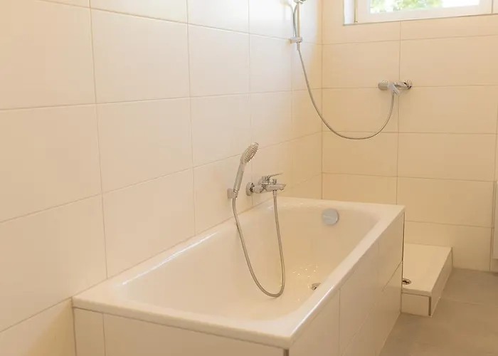 Dohann1 Zentrum, Messehalle, Stationnah & Privatparkplatz *